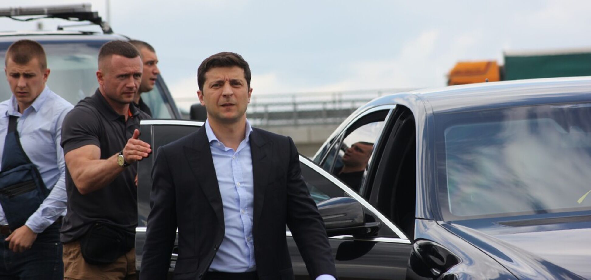 'Нам потрібно знайти гроші на ці дороги': Зеленський перевірив будівництво об'їзду під Дніпром. Фото