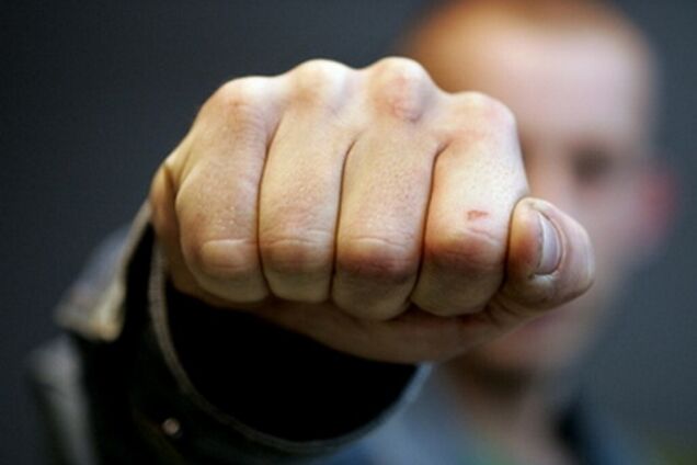 На пляжі Дніпра жорстко побили чоловіка і жінку: всі подробиці