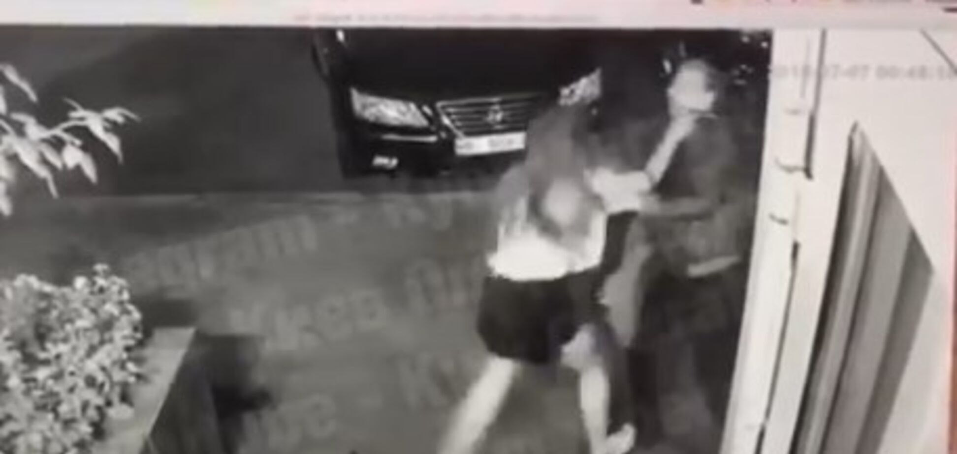 У Києві невідомий напав на дівчину біля під'їзду: момент потрапив на відео