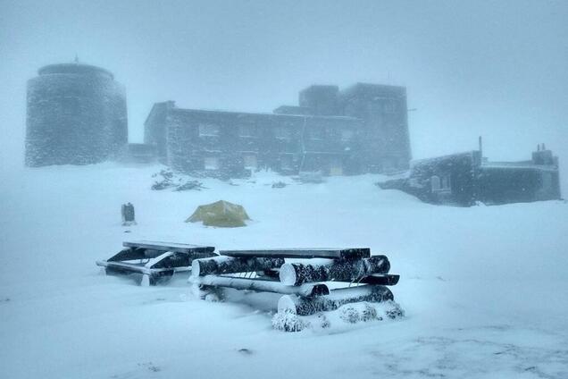 У Карпатах випав сніг: опубліковано вражаюче відео з вершини гори