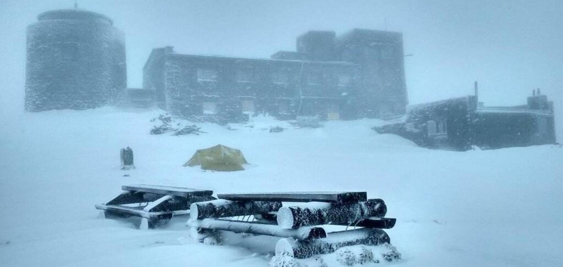 В Карпатах выпал снег: опубликовано впечатляющее видео с вершины горы