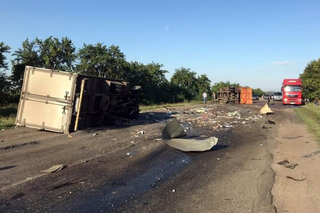 Серйозне ДТП за Дніпром: водія затиснуло в кабіні