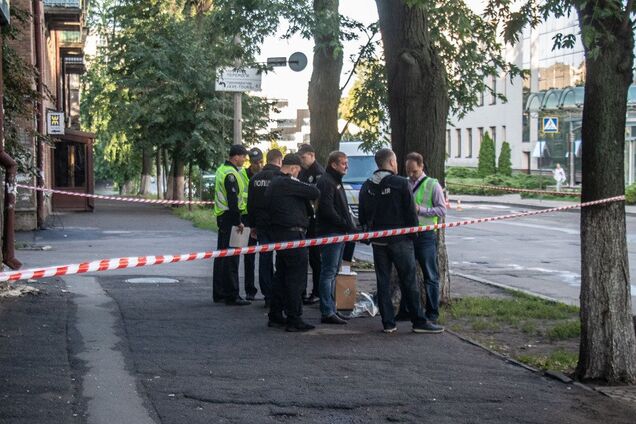 В Киеве обстреляли из гранатомета телеканал Медведчука: подробности с места ЧП