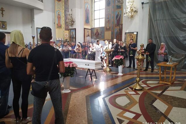 В Запорожье простились с девушкой, которую спалил любимый: фото