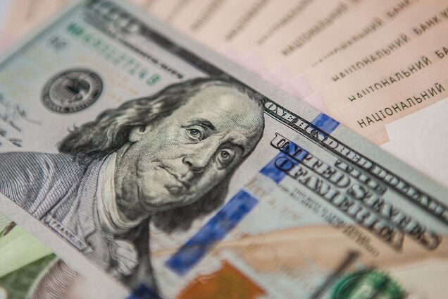 Долар рушить до межі: з'явився несподіваний прогноз курсу валют в Україні