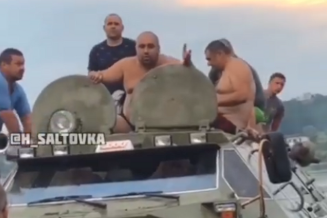 'Уб'ю з одного удару': в Харкові чоловіки на БТР влаштували дебош на пляжі