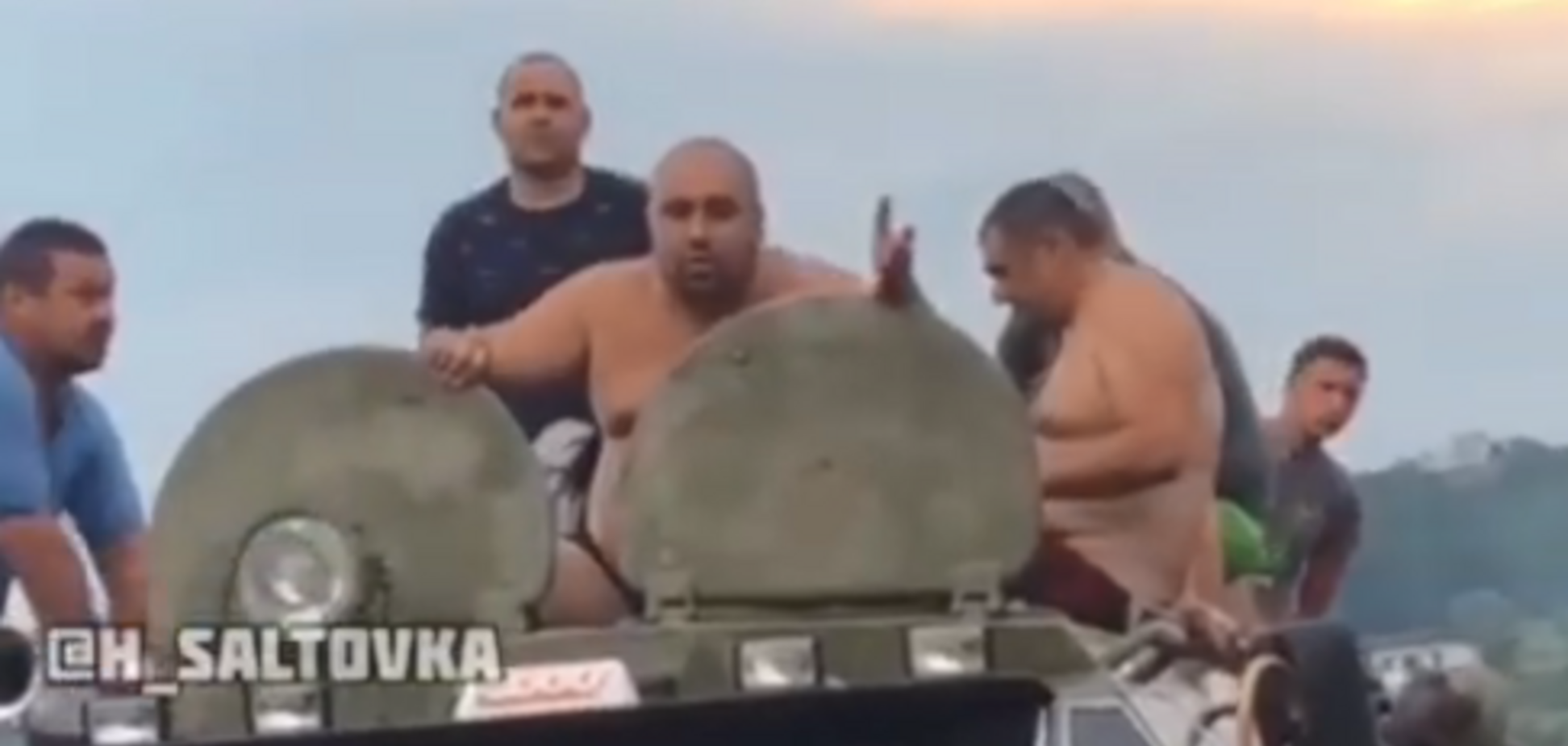 'Убью с одного удара': в Харькове мужчины на БТР устроили дебош на пляже