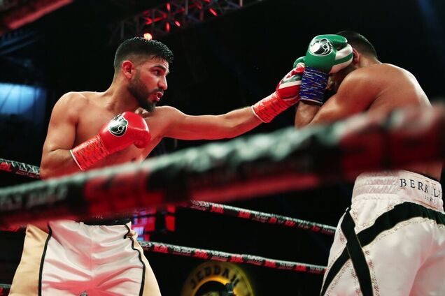 Британский боксер победил эффектным нокаутом в чемпионском бою