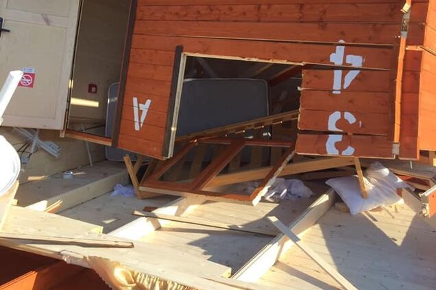 Домики с туристами унесло ветром: в Крыму произошло курьезное ЧП