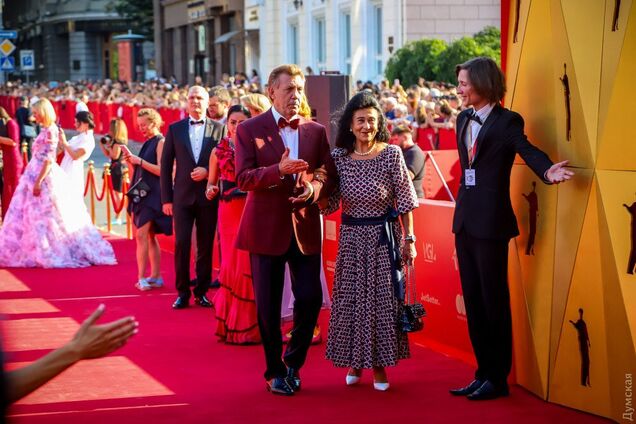 Червона доріжка знаменитого кінофесту в Одесі: зірки здивували дивними нарядами