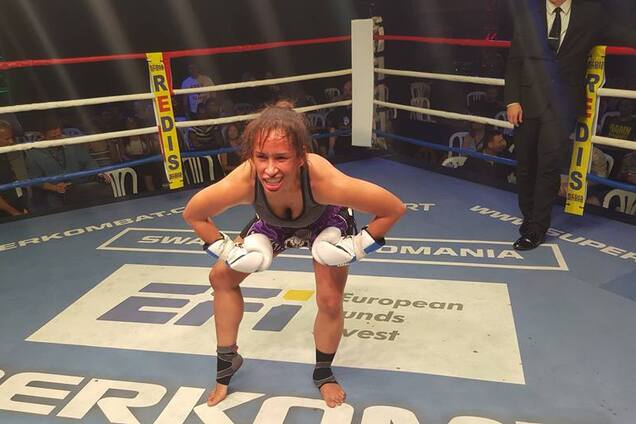 выпала сиська молодая