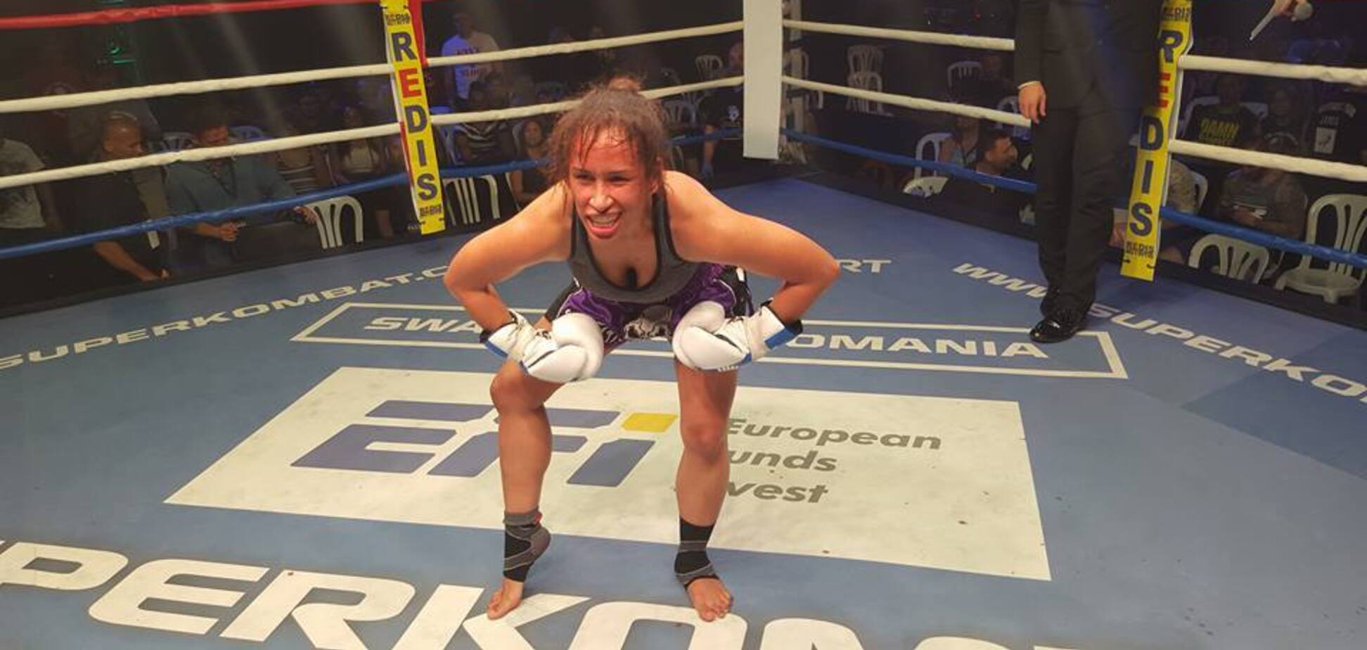 У девушки-бойца MMA в бою выпала грудь из майки — видеофакт