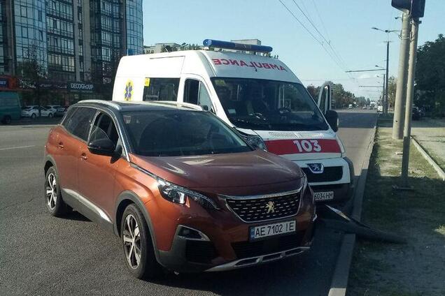 Мчалась с младенцем: в Днепре авто влетело в 'скорую'. Фото