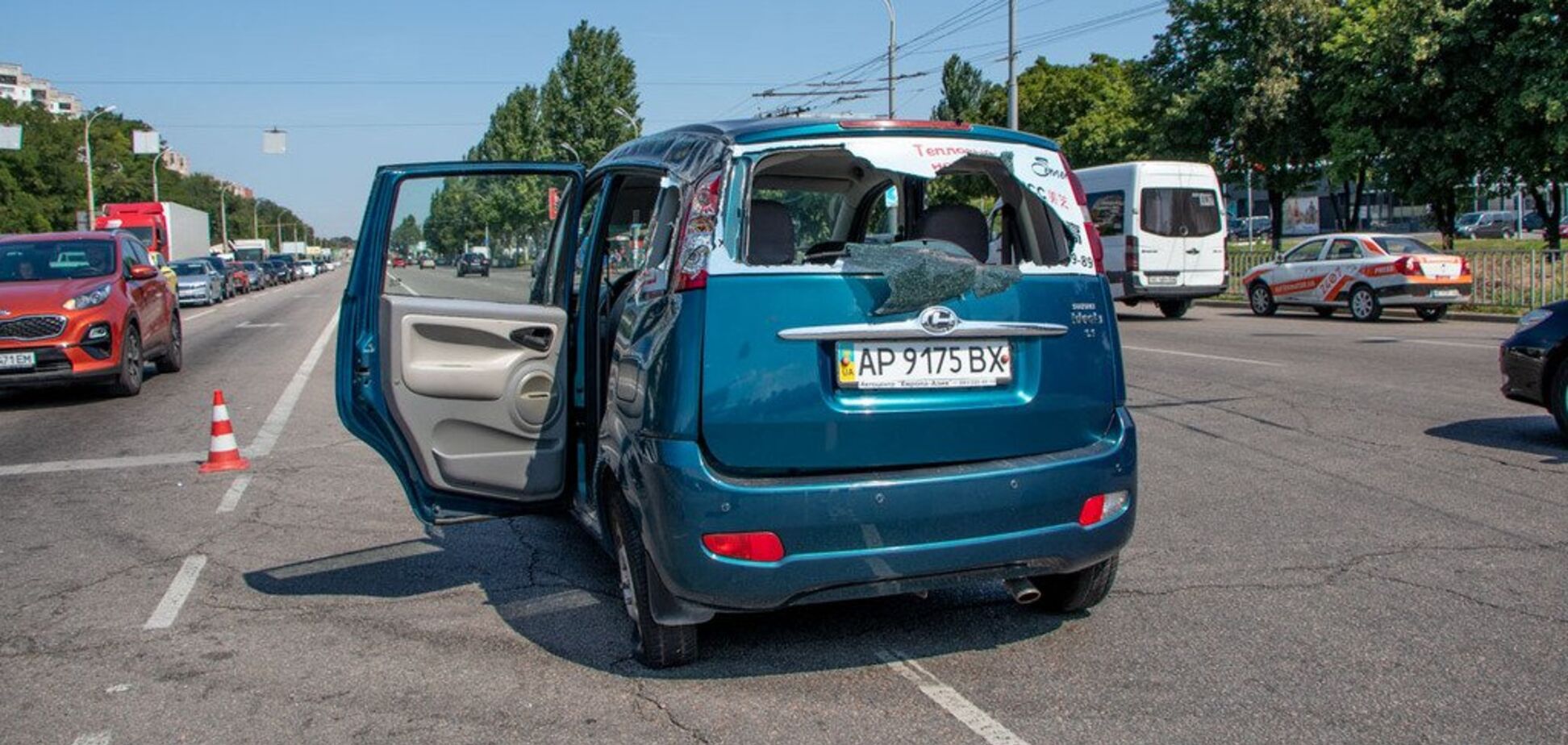 Авто перевернулося в повітрі: через ДТП у Дніпрі постраждали діти. Фото