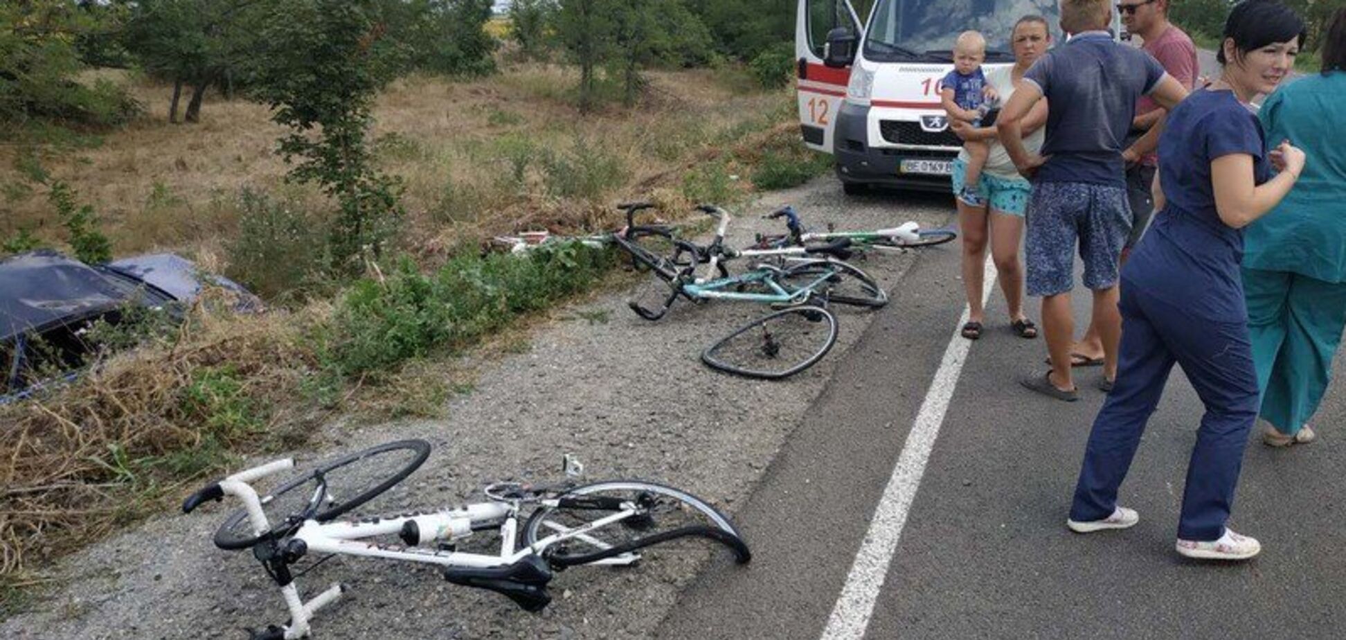 Під Миколаєвом авто 'знесло' натовп велосипедистів