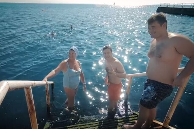 Зеленский в красных шортах засветился на пляже в Одессе. Видео