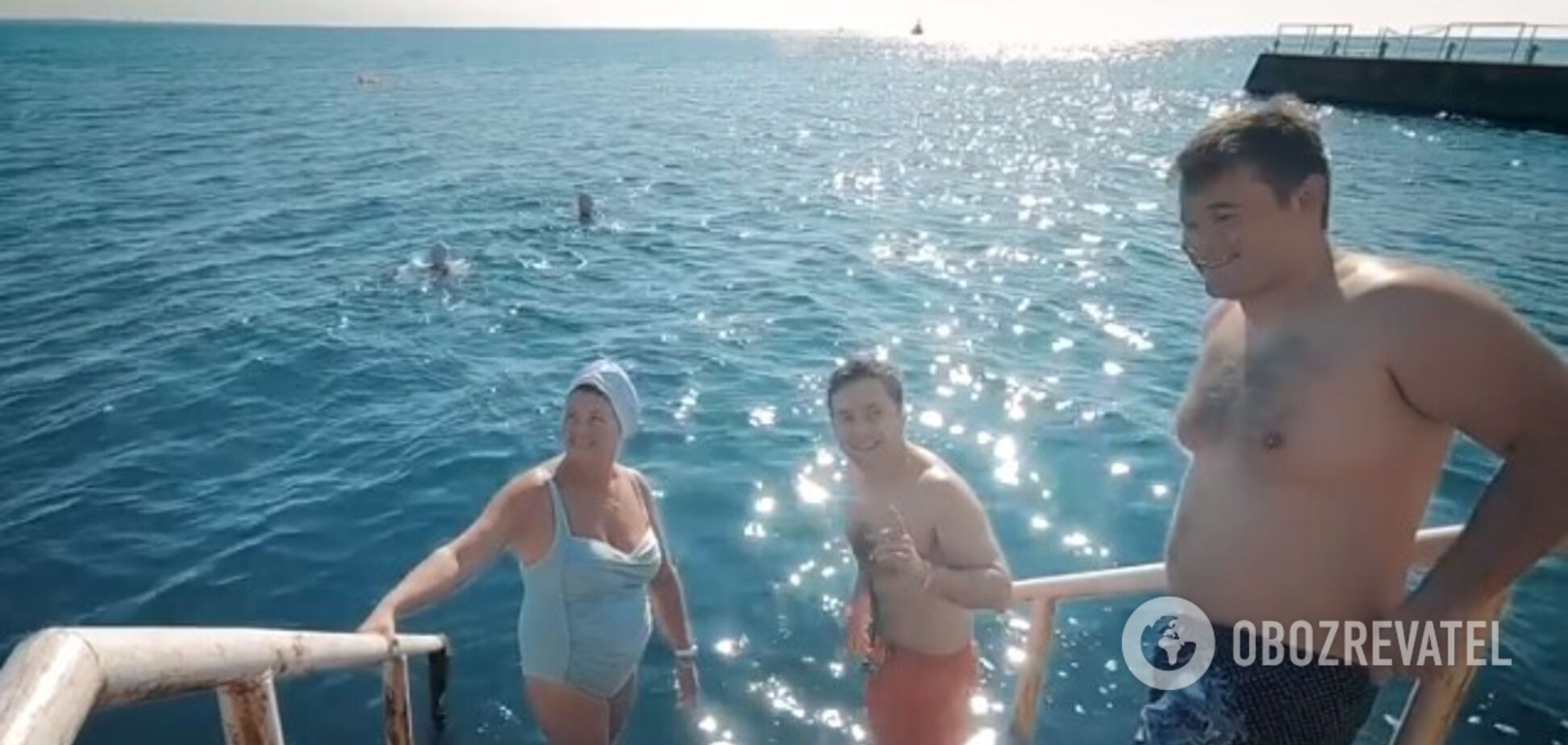 Зеленський у червоних шортах засвітився на пляжі в Одесі. Відео