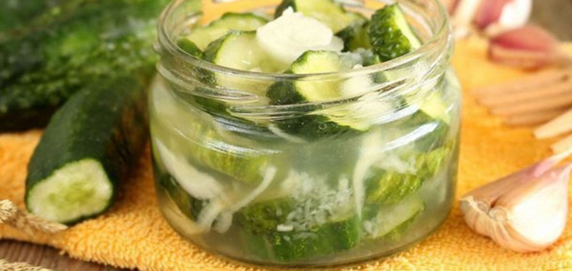Рецепт смачного салату з огірків, який слід заготовити на зиму