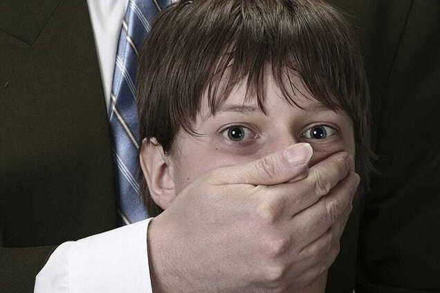 Затянул в подсобку в ТРЦ: в Киеве мужчина совращал 11-летнего ребенка