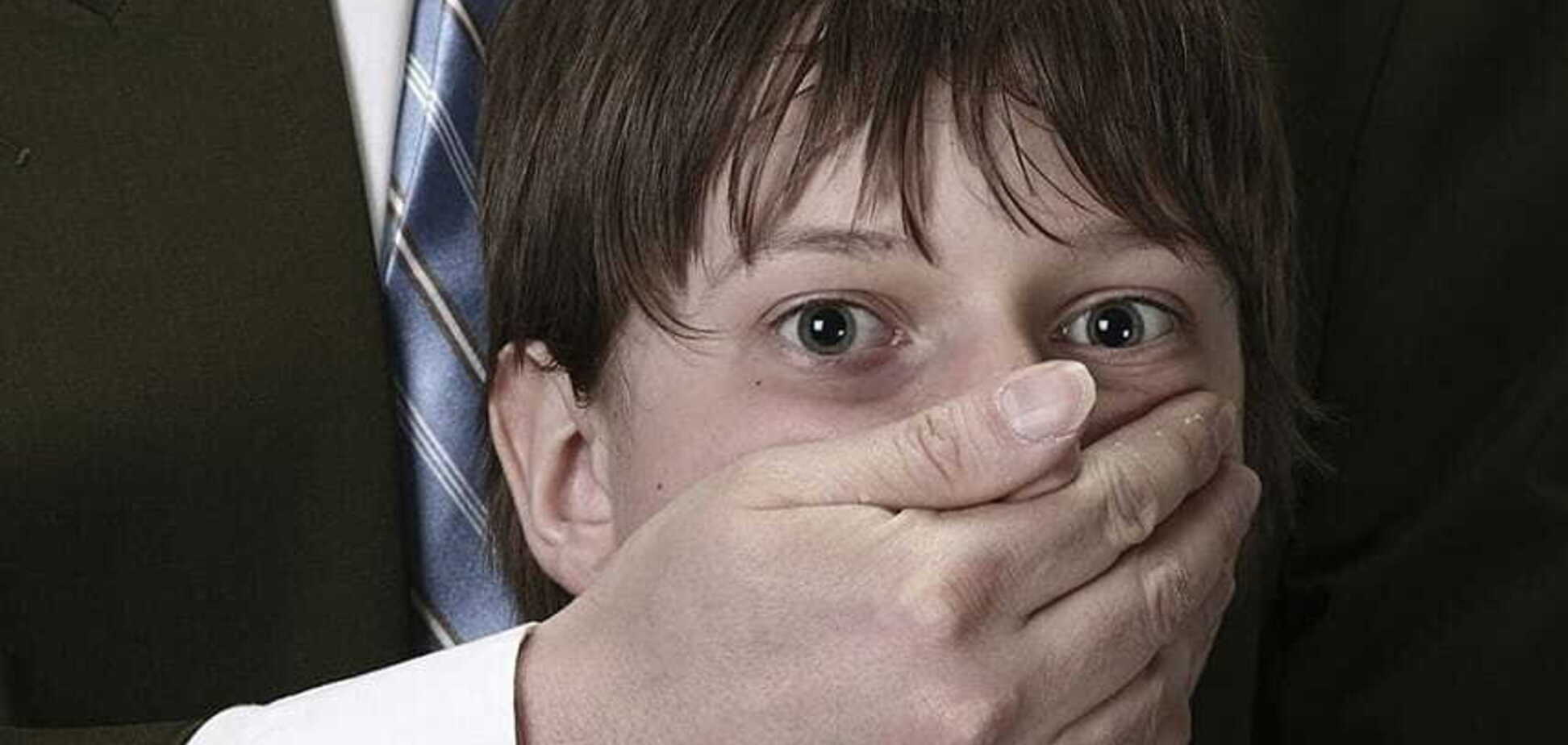 Затягнув у підсобку в ТРЦ: у Києві чоловік розбещував 11-річну дитину