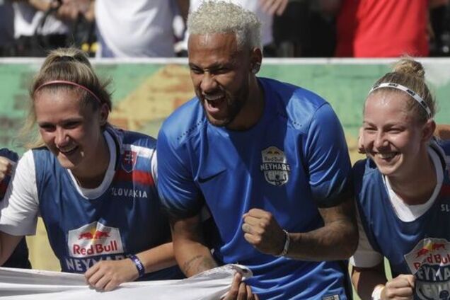 Впавши, кубок Неймара відправив футболістку в нокаут — відео