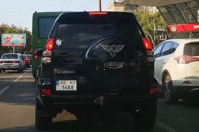 'Да здравствует Гитлер!' В Днепре засекли наци-мобиль, разрисованный фашисткой символикой. Фото