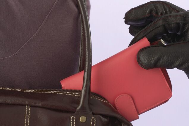 Заставили открыть сумку: под Киевом мошенники обокрали женщину посреди улицы