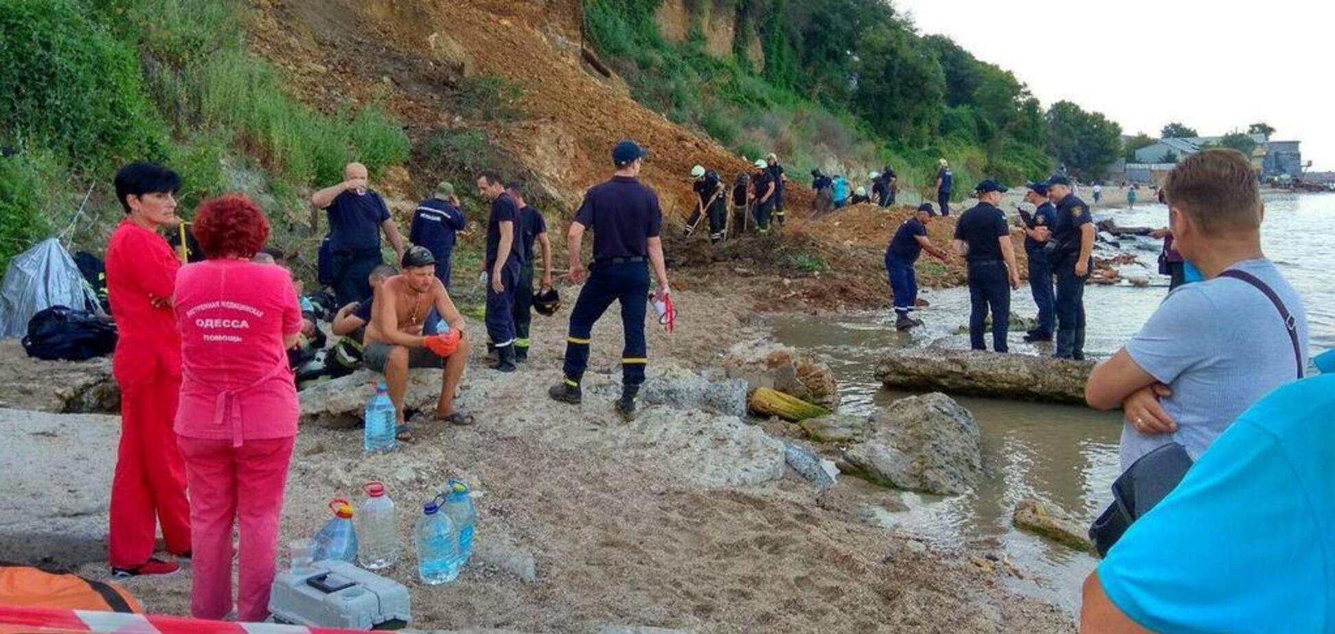 В Одесі зсув поглинув пляж: рятувальники шукають під завалами людей. Фото і відео НП