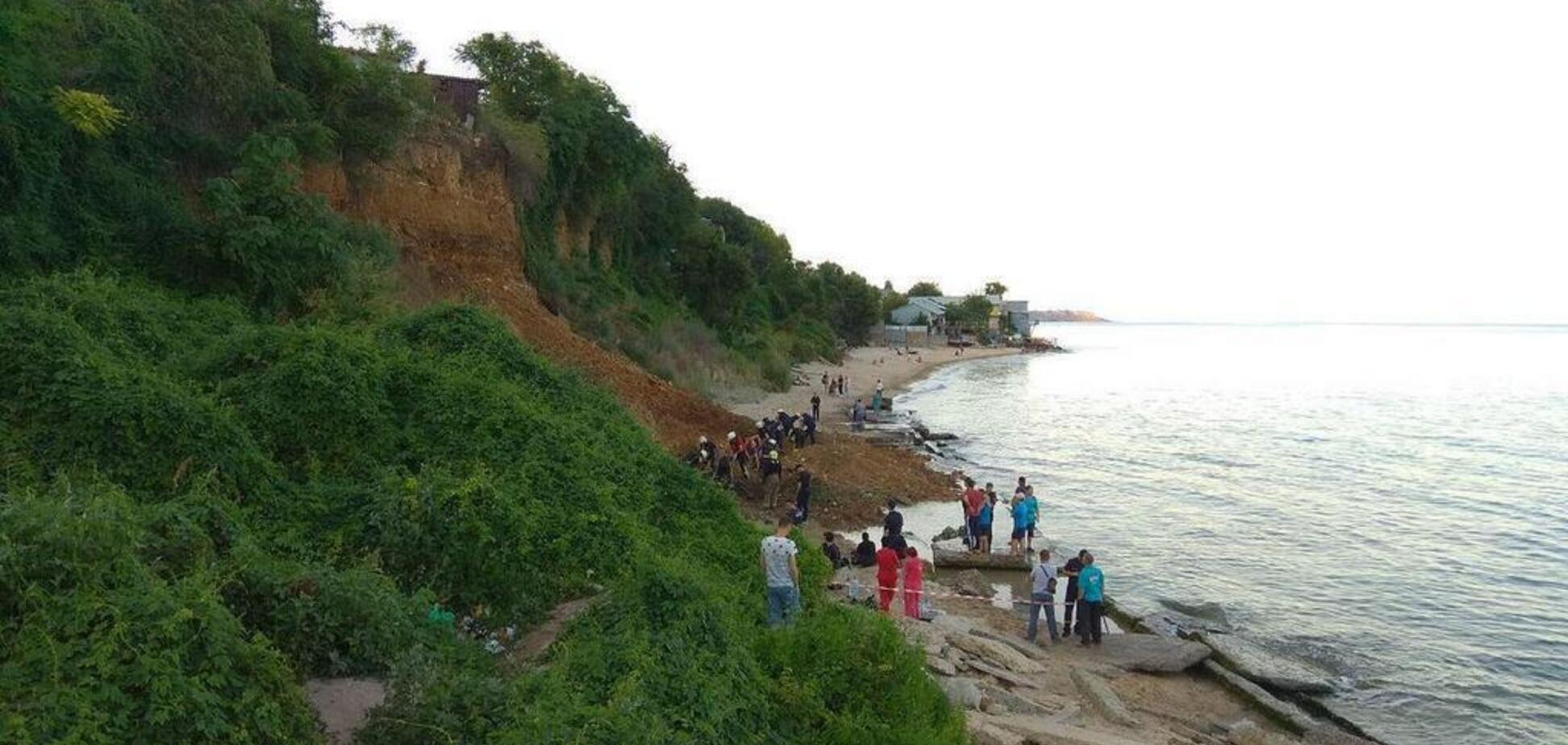 'Нас огорнуло пилом, а земля тримтіла!' Очевидець розповів страшні подробиці сходження зсуву на пляжі в Одесі