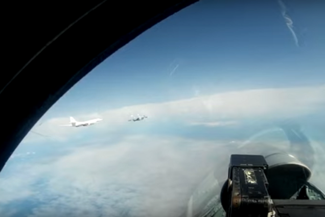 Три страны подняли в воздух истребители из-за России: появилось видео