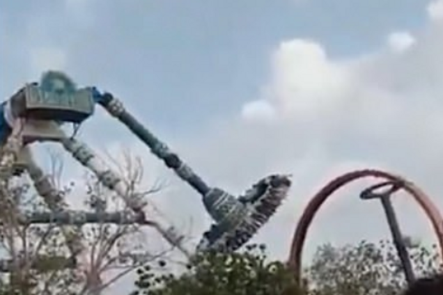 В Індії обвалився атракціон