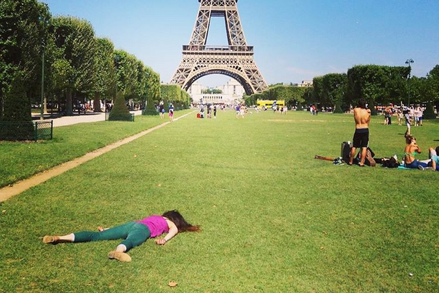 Антиселфи: блогерша фотографируется на фоне достопримечательностей, притворяясь мертвой