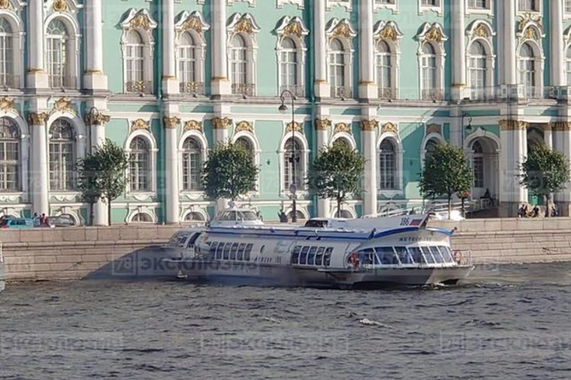 В Петербурге теплоход протаранил набережную: подробности, фото и видео ЧП