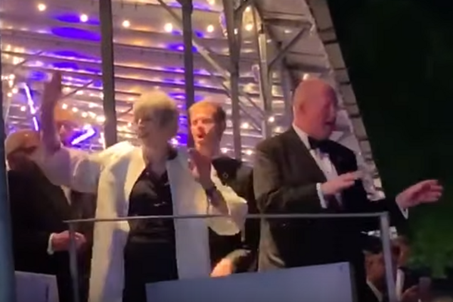 'Танцююча королева': Мей в останні дні прем'єрства 'відірвалася' під 'Аббу'. Відео