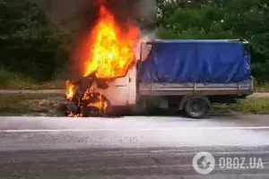 В Киеве посреди дороги вспыхнуло авто: первые фото и видео