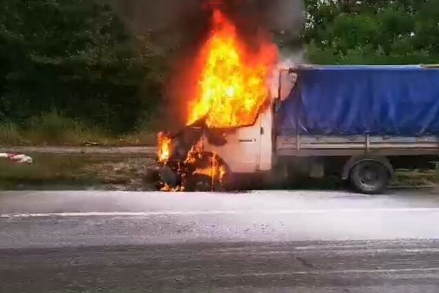 В Киеве посреди дороги вспыхнуло авто: первые фото и видео
