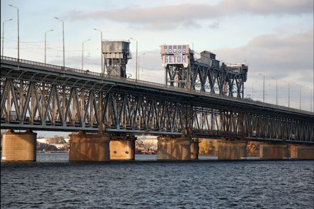 Дніпрян попросили утриматися від поїздок по Амурському мосту