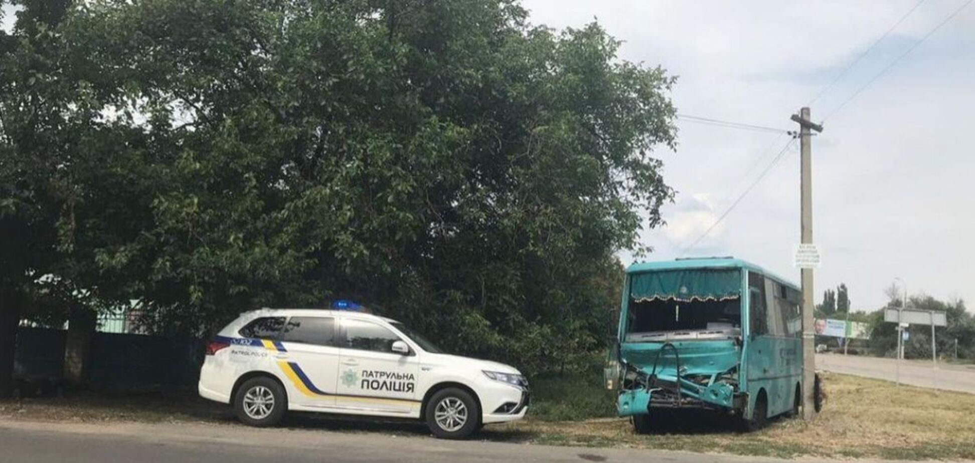 У Херсонській області пасажирський автобус протаранив вантажівку: 7 осіб постраждали. Фото ДТП