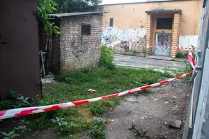 Бросила на земле: в Киеве женщина родила за трансформаторной будкой