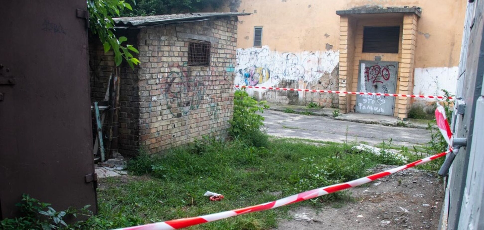 Бросила на земле: в Киеве женщина родила за трансформаторной будкой