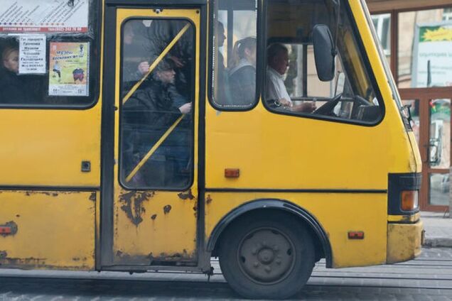 'Люди падали!' У Києві на ходу зламалася маршрутка. Відео