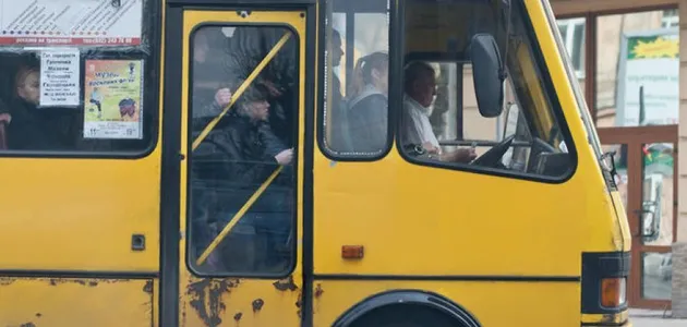 "Люди падали!" В Киеве на ходу сломалась маршрутка. Видео