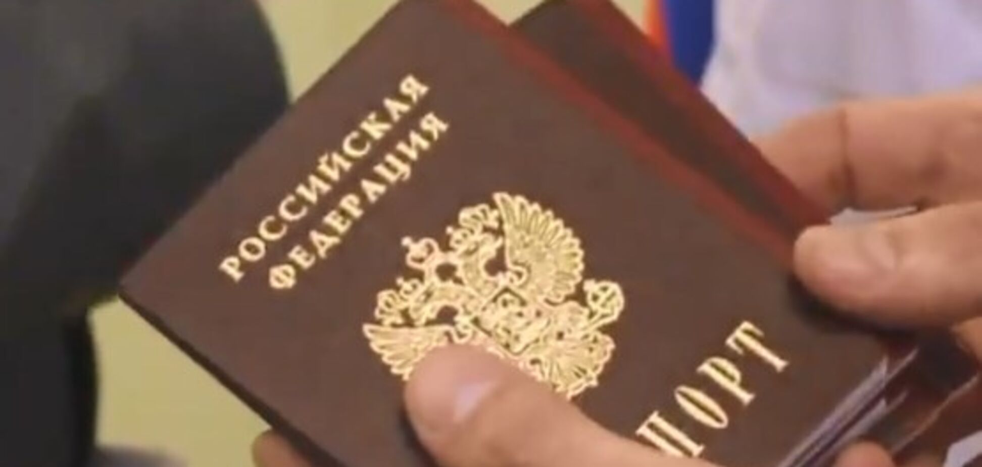 Росія дозволила видавати свої закордонні паспорти на Донбасі