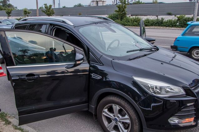 У Дніпрі невідомі стріляли в автомобіль