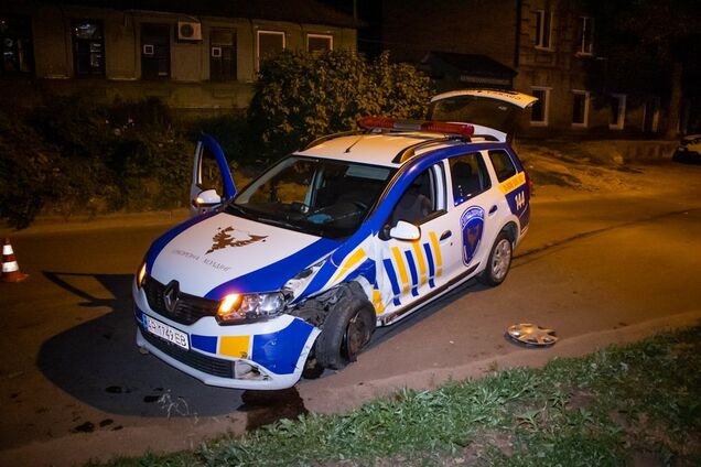 У Дніпрі автомобіль охорони влетів в машину з жінкою і дитиною. Фото і відео