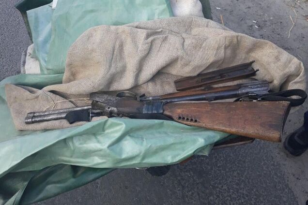 В Днепре мужчина катался на мотоцикле с ружьем в мешке