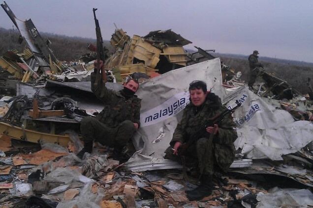 Российские террористы на обломках малайзийского Boeing
