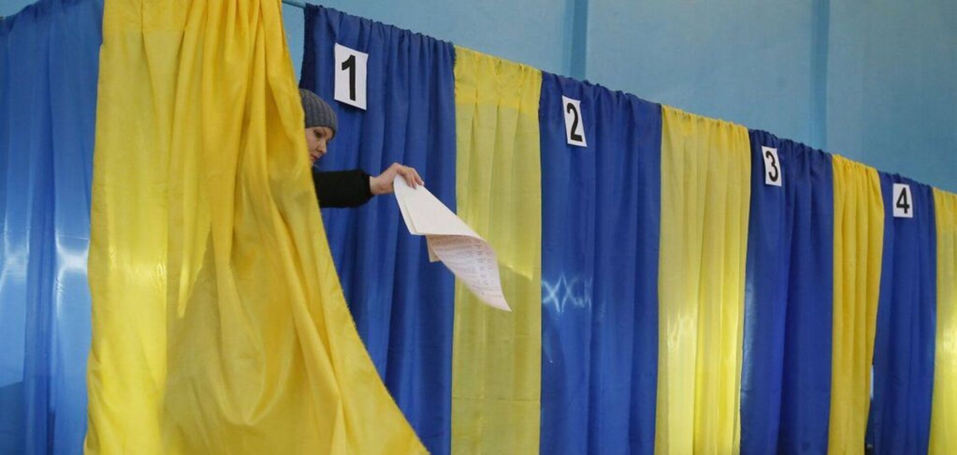 Телефон за селфи на участке: под Днепром 'купят' высокую явку на выборах