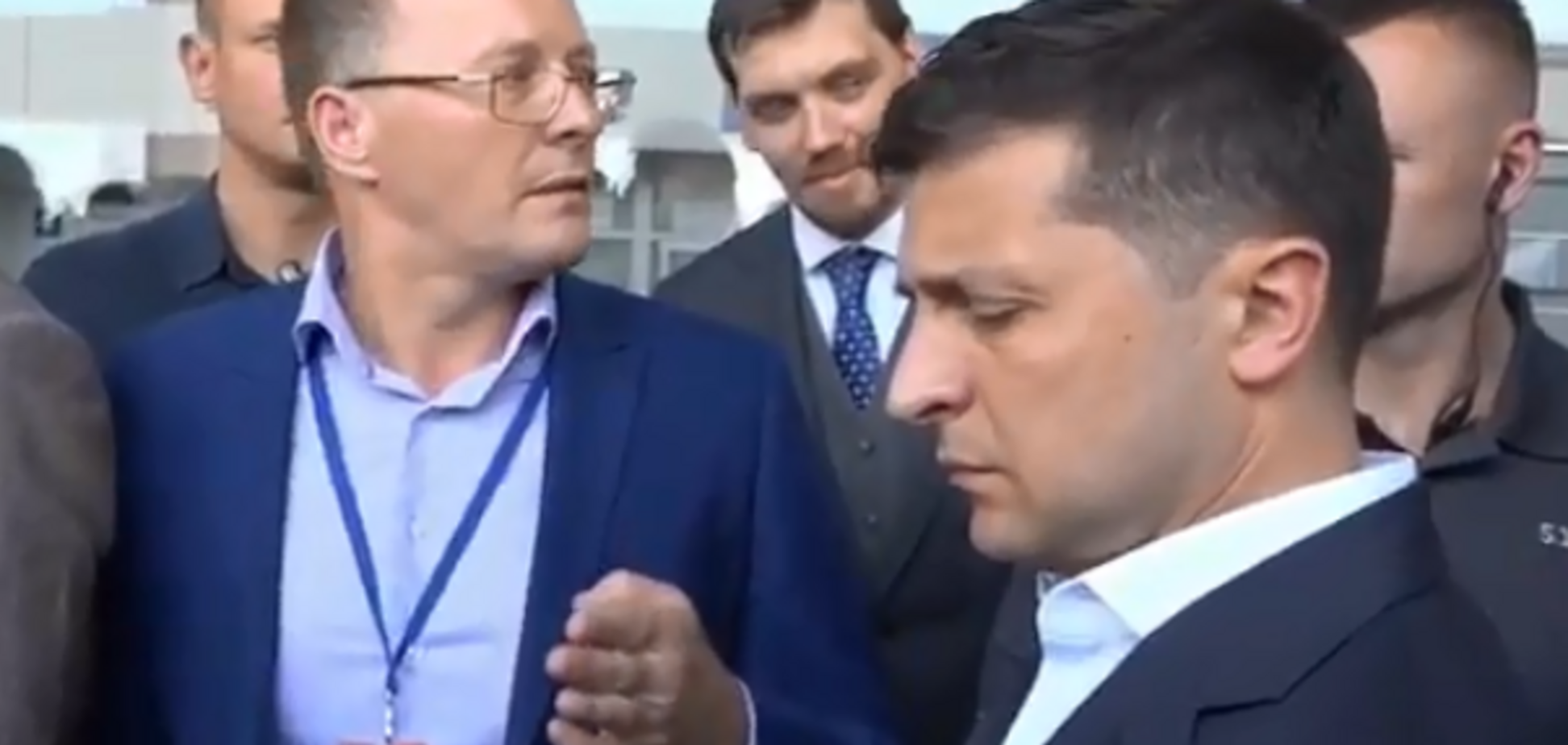 'Вы хотите нас всех построить?' В Николаеве директор аэропорта 'наехал' на Зеленского