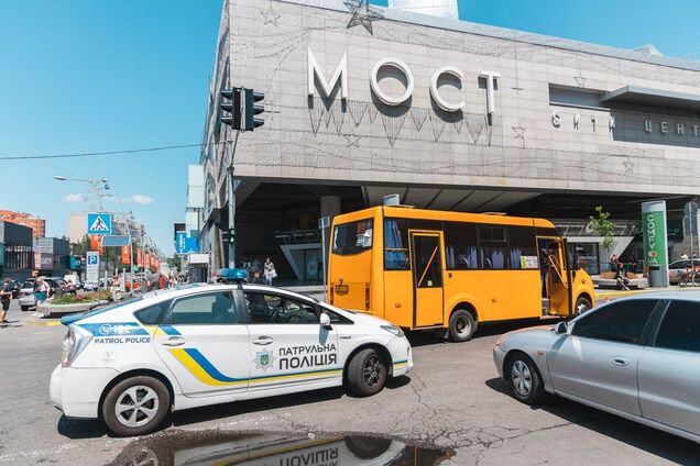 Маршрутка збила пенсіонерку біля ТРЦ в Дніпрі. фото